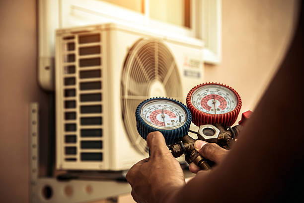 Professional Hvac technician working in Pahokee, FL